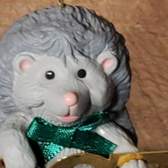 1997 Hallmark Keepsake Ornament - Fabulous Decade - Hedgehog - Picture 6 of 7